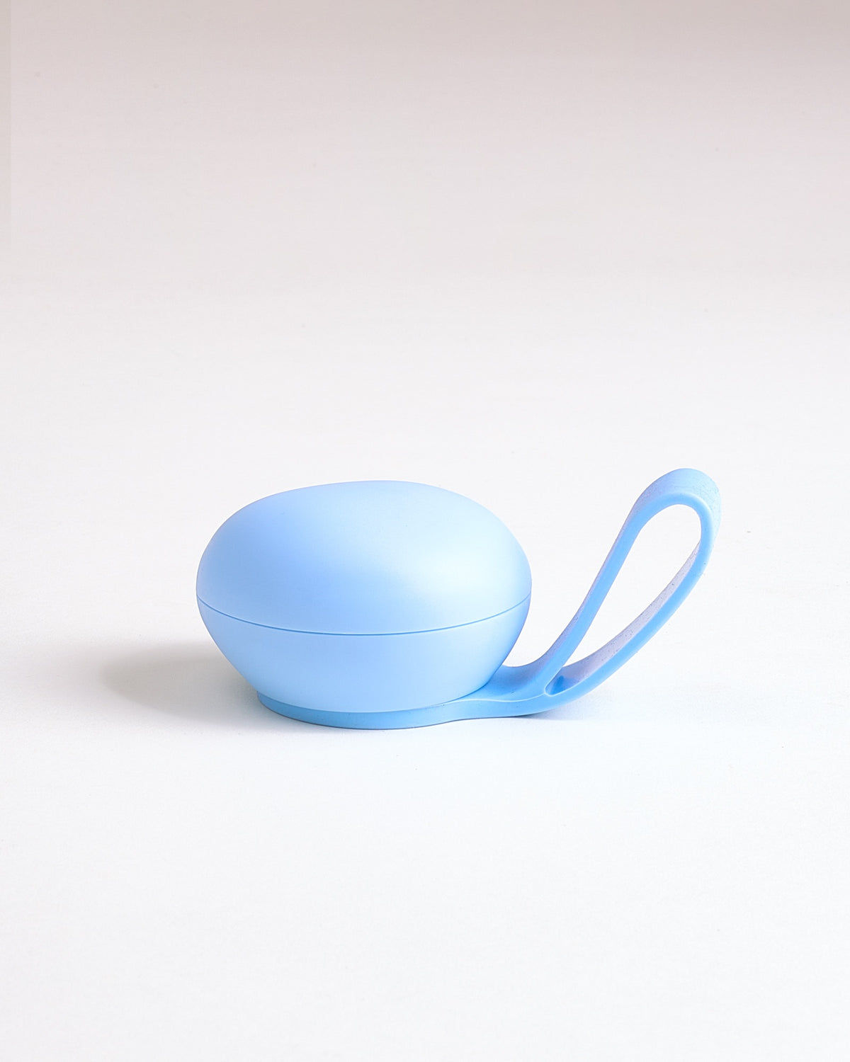 Lola - Bottle cap with a loop light blue