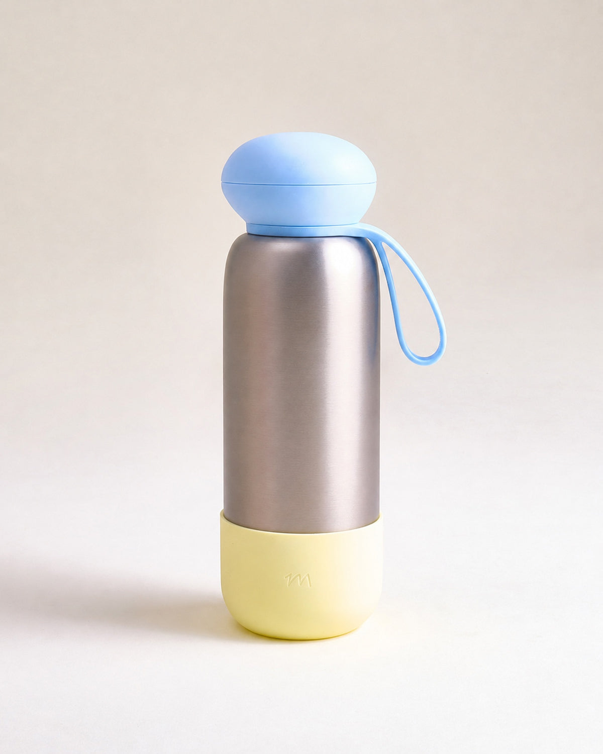 Lola - Bottle cap with a loop light blue